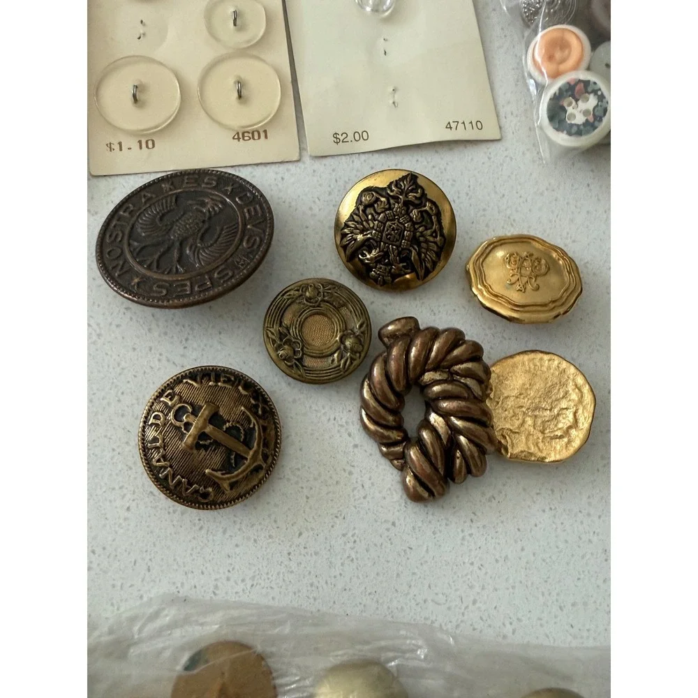 Vintage Singer Sewing Tin with Large Mixed Lot La Mode and Loose Buttons